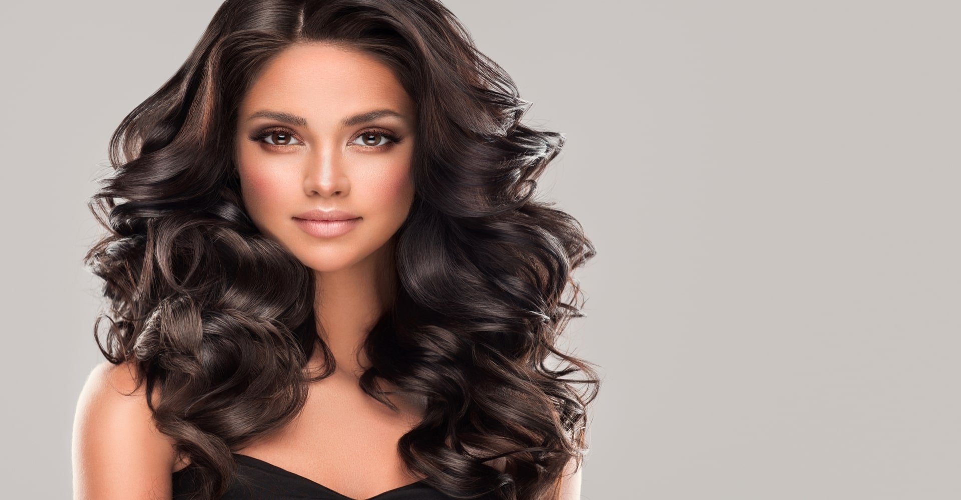 Modelo Branca Com Cabelo Volumoso